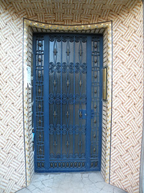  porte d'entrée d'immeuble avec mosaïque, 5, rue V. Schoelcher